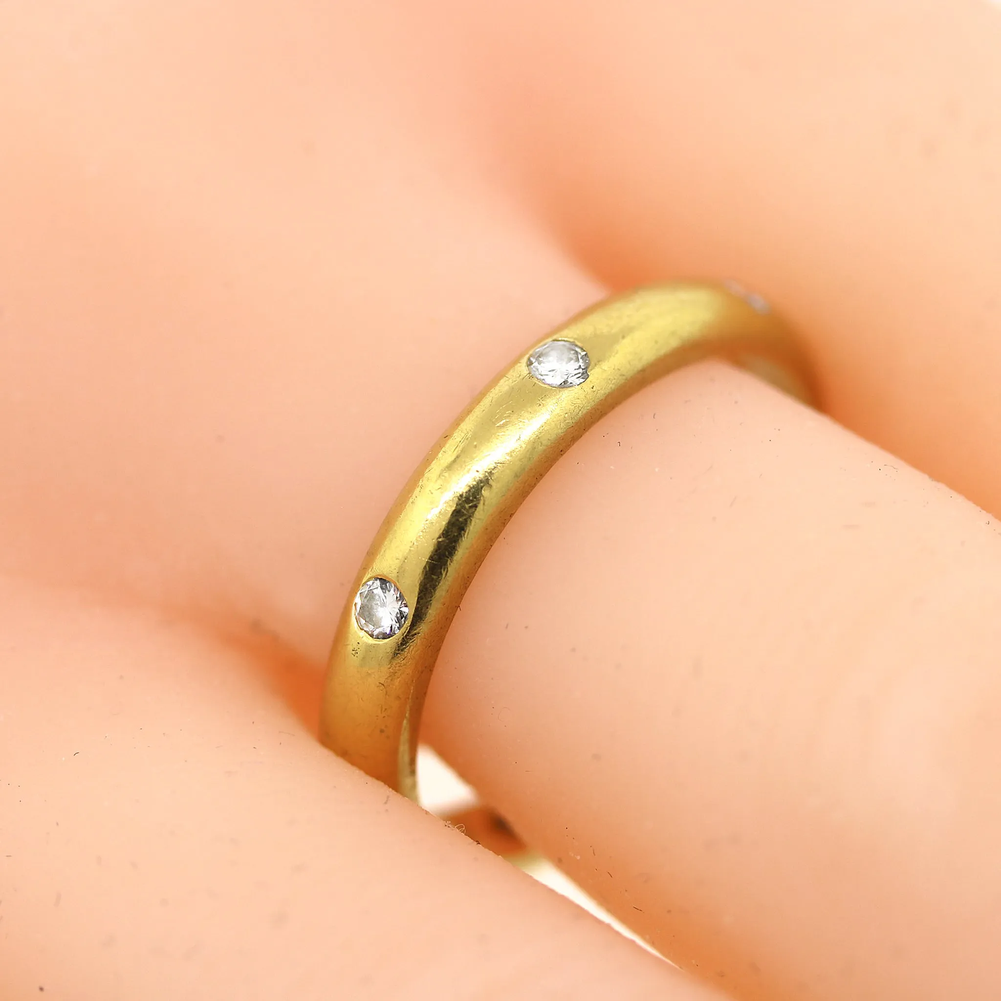 Etoile-Style Diamond Stackable Ring in 18k Gold